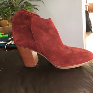 Clarks Lora Luna Burgundy suede boots size 9